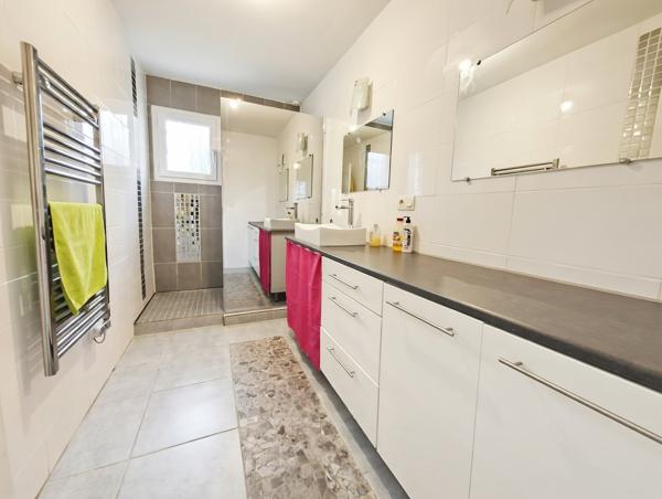 MAISON DE PLAIN PIED AVEC PISCINE - INGRANDES