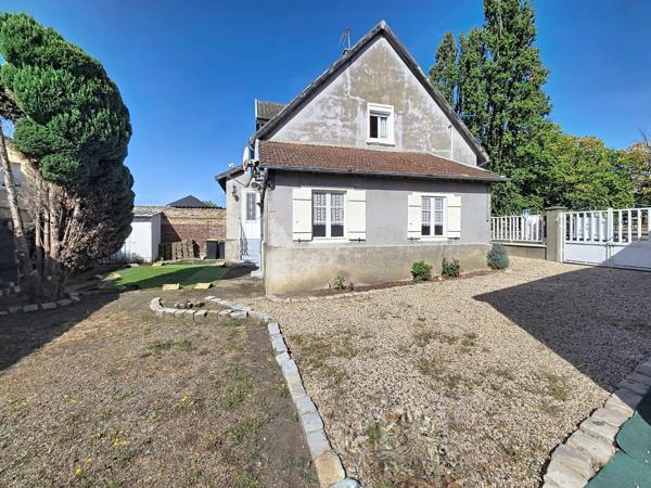 maison semi mitoyenne 4 pièces  avec jardin et  garage , proche de toutes commodités.