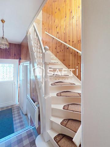 maison semi mitoyenne 4 pièces  avec jardin et  garage , proche de toutes commodités.