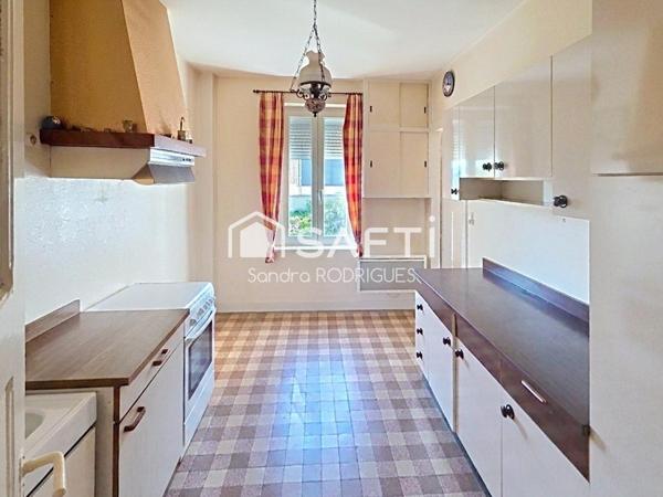 maison semi mitoyenne 4 pièces  avec jardin et  garage , proche de toutes commodités.