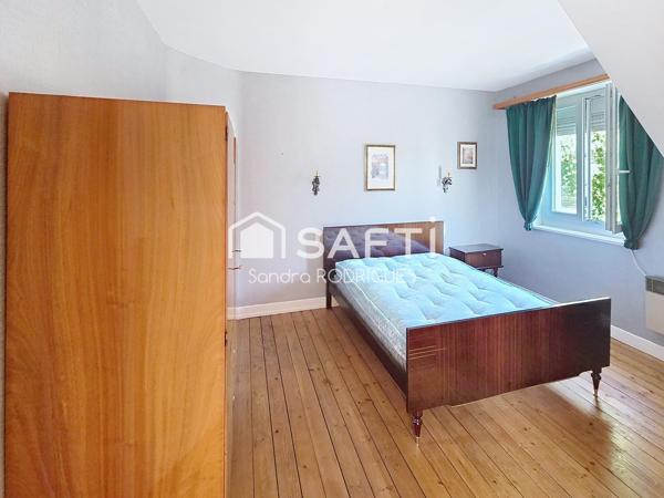 maison semi mitoyenne 4 pièces  avec jardin et  garage , proche de toutes commodités.