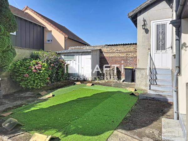 maison semi mitoyenne 4 pièces  avec jardin et  garage , proche de toutes commodités.