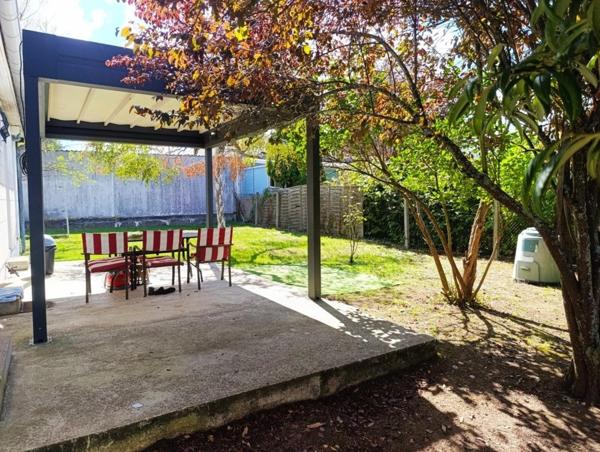 Maison de plain-pied avec 2 garages attenants et un terrain de 600m2 environ