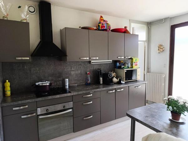 Maison de plain-pied avec 2 garages attenants et un terrain de 600m2 environ