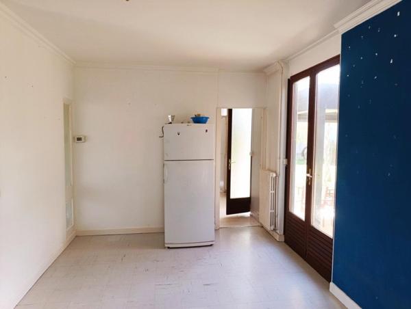 Maison de plain-pied avec 2 garages attenants et un terrain de 600m2 environ