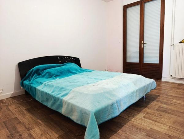 Maison de plain-pied avec 2 garages attenants et un terrain de 600m2 environ