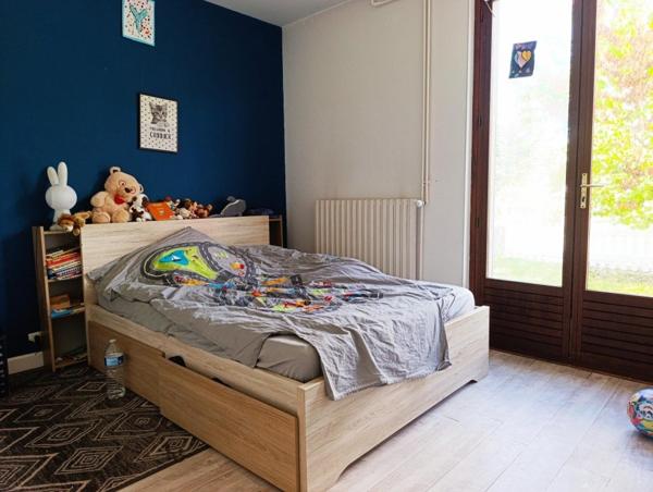 Maison de plain-pied avec 2 garages attenants et un terrain de 600m2 environ