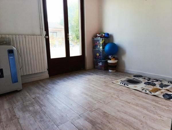 Maison de plain-pied avec 2 garages attenants et un terrain de 600m2 environ