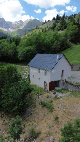 Envie de vivre au cœur de la montagne dans un cadre naturel préservé ?
Découvrez cette charmante maison de caractère dont la partie habitable a été entièrement rénovée, offrant une vue panoramique exceptionnelle sur les montagnes du Dévoluy.
Vous profiterez d'une agréable pièce de vie avec cuisine ouverte, d'un salon chaleureux agrémenté d'un poêle à bois, d'une chambre confortable et d'une salle d'eau moderne.
Son véritable atout ?
Un rez-de-jardin d'environ 60 m², aujourd'hui utilisé en garage, atelier et stockage, offrant un formidable potentiel d'aménagement selon vos envies : chambres supplémentaires, appartement indépendant, salle de jeux, espace bien-être, atelier ou bureau (sous réserve des autorisations nécessaires).
À l'extérieur, le calme, la nature et la vue imprenable sur les sommets feront le bonheur des amoureux de la montagne.
Les + du bien
✅ Partie habitable rénovée
✅ Vue panoramique sur le Dévoluy
✅ Poêle à bois
✅ Environnement calme
✅ 60 m² supplémentaires à aménager
✅ Idéal résidence principale, secondaire ou investissement touristique
📞 Contacte-moi pour organiser une visite et découvrir tout le potentiel de cette propriété.