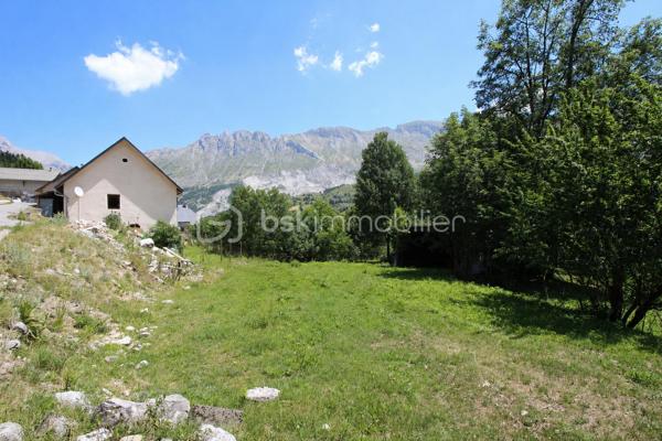 Envie de vivre au cœur de la montagne dans un cadre naturel préservé ?
Découvrez cette charmante maison de caractère dont la partie habitable a été entièrement rénovée, offrant une vue panoramique exceptionnelle sur les montagnes du Dévoluy.
Vous profiterez d'une agréable pièce de vie avec cuisine ouverte, d'un salon chaleureux agrémenté d'un poêle à bois, d'une chambre confortable et d'une salle d'eau moderne.
Son véritable atout ?
Un rez-de-jardin d'environ 60 m², aujourd'hui utilisé en garage, atelier et stockage, offrant un formidable potentiel d'aménagement selon vos envies : chambres supplémentaires, appartement indépendant, salle de jeux, espace bien-être, atelier ou bureau (sous réserve des autorisations nécessaires).
À l'extérieur, le calme, la nature et la vue imprenable sur les sommets feront le bonheur des amoureux de la montagne.
Les + du bien
✅ Partie habitable rénovée
✅ Vue panoramique sur le Dévoluy
✅ Poêle à bois
✅ Environnement calme
✅ 60 m² supplémentaires à aménager
✅ Idéal résidence principale, secondaire ou investissement touristique
📞 Contacte-moi pour organiser une visite et découvrir tout le potentiel de cette propriété.