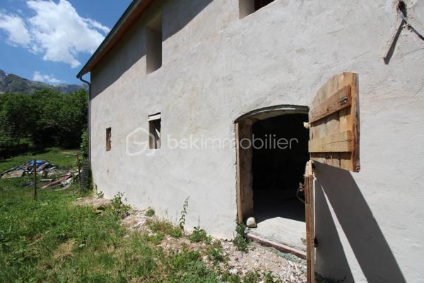 Envie de vivre au cœur de la montagne dans un cadre naturel préservé ?
Découvrez cette charmante maison de caractère dont la partie habitable a été entièrement rénovée, offrant une vue panoramique exceptionnelle sur les montagnes du Dévoluy.
Vous profiterez d'une agréable pièce de vie avec cuisine ouverte, d'un salon chaleureux agrémenté d'un poêle à bois, d'une chambre confortable et d'une salle d'eau moderne.
Son véritable atout ?
Un rez-de-jardin d'environ 60 m², aujourd'hui utilisé en garage, atelier et stockage, offrant un formidable potentiel d'aménagement selon vos envies : chambres supplémentaires, appartement indépendant, salle de jeux, espace bien-être, atelier ou bureau (sous réserve des autorisations nécessaires).
À l'extérieur, le calme, la nature et la vue imprenable sur les sommets feront le bonheur des amoureux de la montagne.
Les + du bien
✅ Partie habitable rénovée
✅ Vue panoramique sur le Dévoluy
✅ Poêle à bois
✅ Environnement calme
✅ 60 m² supplémentaires à aménager
✅ Idéal résidence principale, secondaire ou investissement touristique
📞 Contacte-moi pour organiser une visite et découvrir tout le potentiel de cette propriété.
