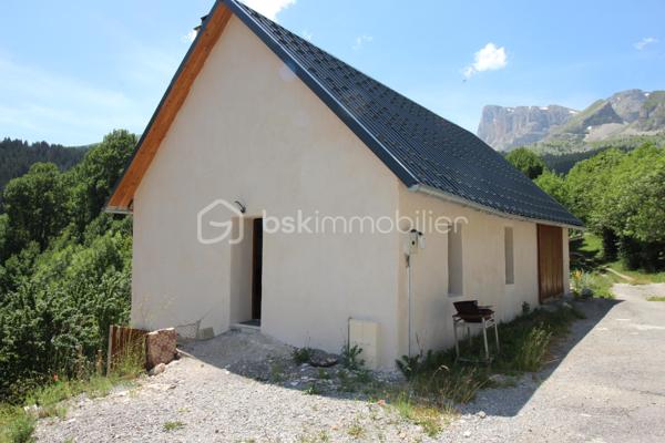 Envie de vivre au cœur de la montagne dans un cadre naturel préservé ?
Découvrez cette charmante maison de caractère dont la partie habitable a été entièrement rénovée, offrant une vue panoramique exceptionnelle sur les montagnes du Dévoluy.
Vous profiterez d'une agréable pièce de vie avec cuisine ouverte, d'un salon chaleureux agrémenté d'un poêle à bois, d'une chambre confortable et d'une salle d'eau moderne.
Son véritable atout ?
Un rez-de-jardin d'environ 60 m², aujourd'hui utilisé en garage, atelier et stockage, offrant un formidable potentiel d'aménagement selon vos envies : chambres supplémentaires, appartement indépendant, salle de jeux, espace bien-être, atelier ou bureau (sous réserve des autorisations nécessaires).
À l'extérieur, le calme, la nature et la vue imprenable sur les sommets feront le bonheur des amoureux de la montagne.
Les + du bien
✅ Partie habitable rénovée
✅ Vue panoramique sur le Dévoluy
✅ Poêle à bois
✅ Environnement calme
✅ 60 m² supplémentaires à aménager
✅ Idéal résidence principale, secondaire ou investissement touristique
📞 Contacte-moi pour organiser une visite et découvrir tout le potentiel de cette propriété.