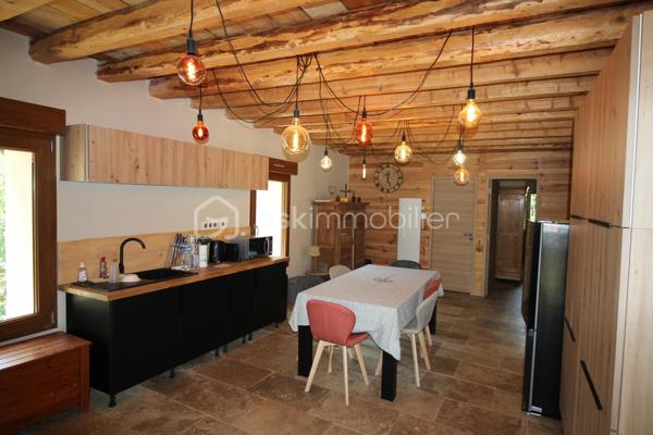 Envie de vivre au cœur de la montagne dans un cadre naturel préservé ?
Découvrez cette charmante maison de caractère dont la partie habitable a été entièrement rénovée, offrant une vue panoramique exceptionnelle sur les montagnes du Dévoluy.
Vous profiterez d'une agréable pièce de vie avec cuisine ouverte, d'un salon chaleureux agrémenté d'un poêle à bois, d'une chambre confortable et d'une salle d'eau moderne.
Son véritable atout ?
Un rez-de-jardin d'environ 60 m², aujourd'hui utilisé en garage, atelier et stockage, offrant un formidable potentiel d'aménagement selon vos envies : chambres supplémentaires, appartement indépendant, salle de jeux, espace bien-être, atelier ou bureau (sous réserve des autorisations nécessaires).
À l'extérieur, le calme, la nature et la vue imprenable sur les sommets feront le bonheur des amoureux de la montagne.
Les + du bien
✅ Partie habitable rénovée
✅ Vue panoramique sur le Dévoluy
✅ Poêle à bois
✅ Environnement calme
✅ 60 m² supplémentaires à aménager
✅ Idéal résidence principale, secondaire ou investissement touristique
📞 Contacte-moi pour organiser une visite et découvrir tout le potentiel de cette propriété.