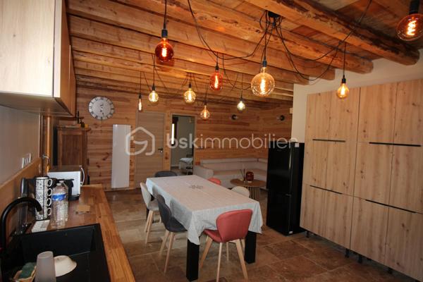 Envie de vivre au cœur de la montagne dans un cadre naturel préservé ?
Découvrez cette charmante maison de caractère dont la partie habitable a été entièrement rénovée, offrant une vue panoramique exceptionnelle sur les montagnes du Dévoluy.
Vous profiterez d'une agréable pièce de vie avec cuisine ouverte, d'un salon chaleureux agrémenté d'un poêle à bois, d'une chambre confortable et d'une salle d'eau moderne.
Son véritable atout ?
Un rez-de-jardin d'environ 60 m², aujourd'hui utilisé en garage, atelier et stockage, offrant un formidable potentiel d'aménagement selon vos envies : chambres supplémentaires, appartement indépendant, salle de jeux, espace bien-être, atelier ou bureau (sous réserve des autorisations nécessaires).
À l'extérieur, le calme, la nature et la vue imprenable sur les sommets feront le bonheur des amoureux de la montagne.
Les + du bien
✅ Partie habitable rénovée
✅ Vue panoramique sur le Dévoluy
✅ Poêle à bois
✅ Environnement calme
✅ 60 m² supplémentaires à aménager
✅ Idéal résidence principale, secondaire ou investissement touristique
📞 Contacte-moi pour organiser une visite et découvrir tout le potentiel de cette propriété.
