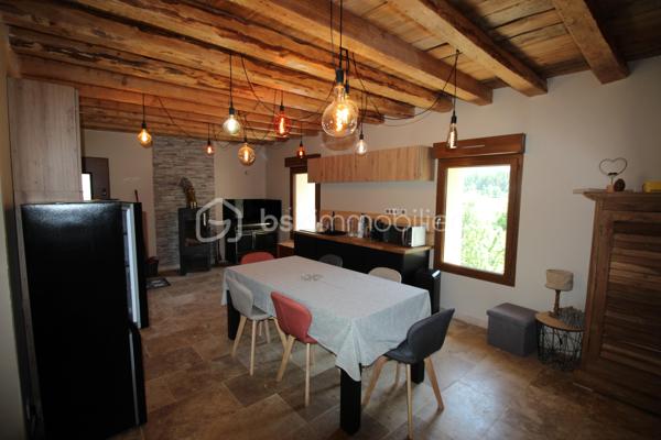 Envie de vivre au cœur de la montagne dans un cadre naturel préservé ?
Découvrez cette charmante maison de caractère dont la partie habitable a été entièrement rénovée, offrant une vue panoramique exceptionnelle sur les montagnes du Dévoluy.
Vous profiterez d'une agréable pièce de vie avec cuisine ouverte, d'un salon chaleureux agrémenté d'un poêle à bois, d'une chambre confortable et d'une salle d'eau moderne.
Son véritable atout ?
Un rez-de-jardin d'environ 60 m², aujourd'hui utilisé en garage, atelier et stockage, offrant un formidable potentiel d'aménagement selon vos envies : chambres supplémentaires, appartement indépendant, salle de jeux, espace bien-être, atelier ou bureau (sous réserve des autorisations nécessaires).
À l'extérieur, le calme, la nature et la vue imprenable sur les sommets feront le bonheur des amoureux de la montagne.
Les + du bien
✅ Partie habitable rénovée
✅ Vue panoramique sur le Dévoluy
✅ Poêle à bois
✅ Environnement calme
✅ 60 m² supplémentaires à aménager
✅ Idéal résidence principale, secondaire ou investissement touristique
📞 Contacte-moi pour organiser une visite et découvrir tout le potentiel de cette propriété.