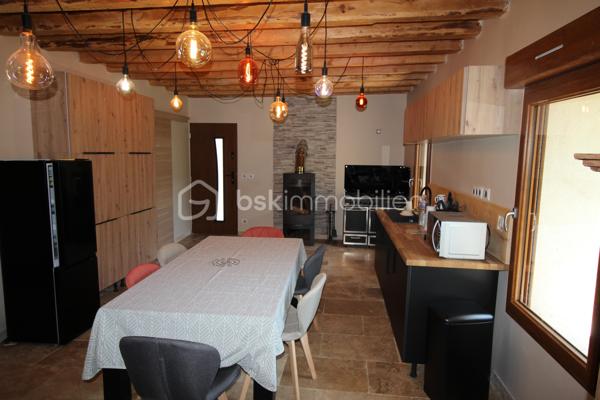 Envie de vivre au cœur de la montagne dans un cadre naturel préservé ?
Découvrez cette charmante maison de caractère dont la partie habitable a été entièrement rénovée, offrant une vue panoramique exceptionnelle sur les montagnes du Dévoluy.
Vous profiterez d'une agréable pièce de vie avec cuisine ouverte, d'un salon chaleureux agrémenté d'un poêle à bois, d'une chambre confortable et d'une salle d'eau moderne.
Son véritable atout ?
Un rez-de-jardin d'environ 60 m², aujourd'hui utilisé en garage, atelier et stockage, offrant un formidable potentiel d'aménagement selon vos envies : chambres supplémentaires, appartement indépendant, salle de jeux, espace bien-être, atelier ou bureau (sous réserve des autorisations nécessaires).
À l'extérieur, le calme, la nature et la vue imprenable sur les sommets feront le bonheur des amoureux de la montagne.
Les + du bien
✅ Partie habitable rénovée
✅ Vue panoramique sur le Dévoluy
✅ Poêle à bois
✅ Environnement calme
✅ 60 m² supplémentaires à aménager
✅ Idéal résidence principale, secondaire ou investissement touristique
📞 Contacte-moi pour organiser une visite et découvrir tout le potentiel de cette propriété.