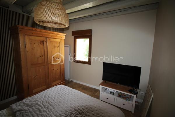 Envie de vivre au cœur de la montagne dans un cadre naturel préservé ?
Découvrez cette charmante maison de caractère dont la partie habitable a été entièrement rénovée, offrant une vue panoramique exceptionnelle sur les montagnes du Dévoluy.
Vous profiterez d'une agréable pièce de vie avec cuisine ouverte, d'un salon chaleureux agrémenté d'un poêle à bois, d'une chambre confortable et d'une salle d'eau moderne.
Son véritable atout ?
Un rez-de-jardin d'environ 60 m², aujourd'hui utilisé en garage, atelier et stockage, offrant un formidable potentiel d'aménagement selon vos envies : chambres supplémentaires, appartement indépendant, salle de jeux, espace bien-être, atelier ou bureau (sous réserve des autorisations nécessaires).
À l'extérieur, le calme, la nature et la vue imprenable sur les sommets feront le bonheur des amoureux de la montagne.
Les + du bien
✅ Partie habitable rénovée
✅ Vue panoramique sur le Dévoluy
✅ Poêle à bois
✅ Environnement calme
✅ 60 m² supplémentaires à aménager
✅ Idéal résidence principale, secondaire ou investissement touristique
📞 Contacte-moi pour organiser une visite et découvrir tout le potentiel de cette propriété.