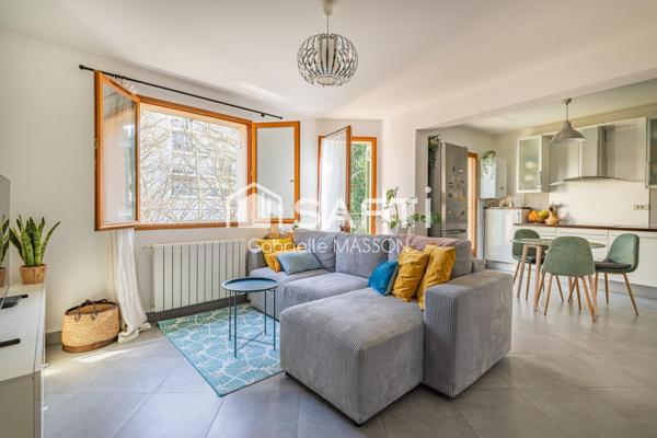 Appartement traversant avec balcon, parking et grenier