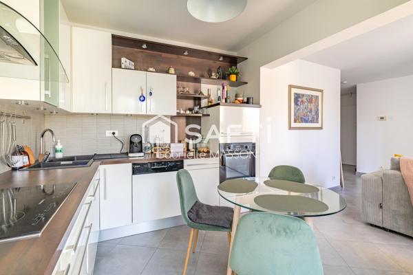 Appartement traversant avec balcon, parking et grenier