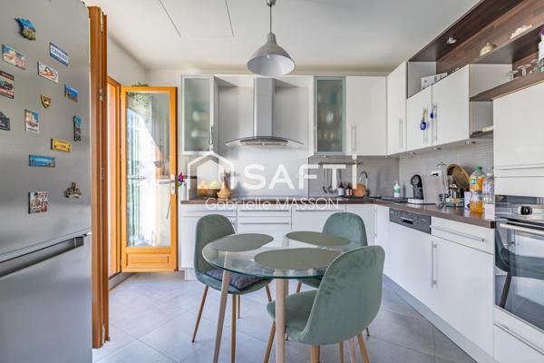 Appartement traversant avec balcon, parking et grenier