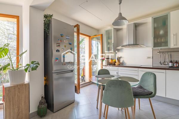 Appartement traversant avec balcon, parking et grenier