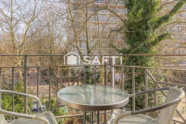 Appartement traversant avec balcon, parking et grenier