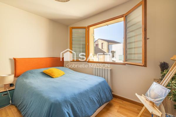 Appartement traversant avec balcon, parking et grenier