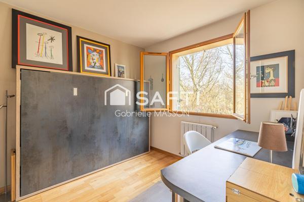 Appartement traversant avec balcon, parking et grenier