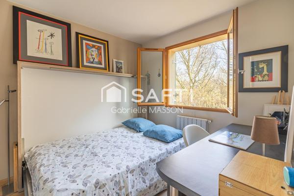 Appartement traversant avec balcon, parking et grenier