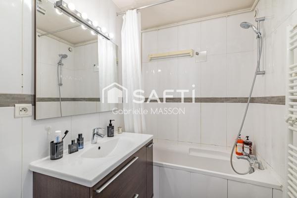 Appartement traversant avec balcon, parking et grenier