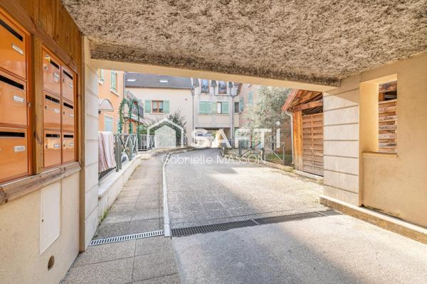 Appartement traversant avec balcon, parking et grenier