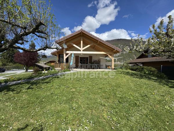 DOUSSARD Terrain 2024m² divisble constructible avec maison construite