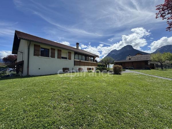 DOUSSARD Terrain 2024m² divisble constructible avec maison construite