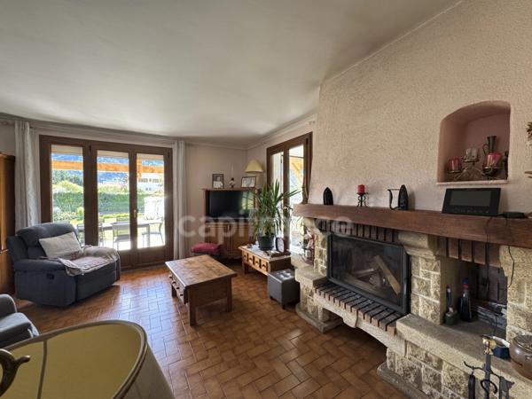 DOUSSARD Terrain 2024m² divisble constructible avec maison construite