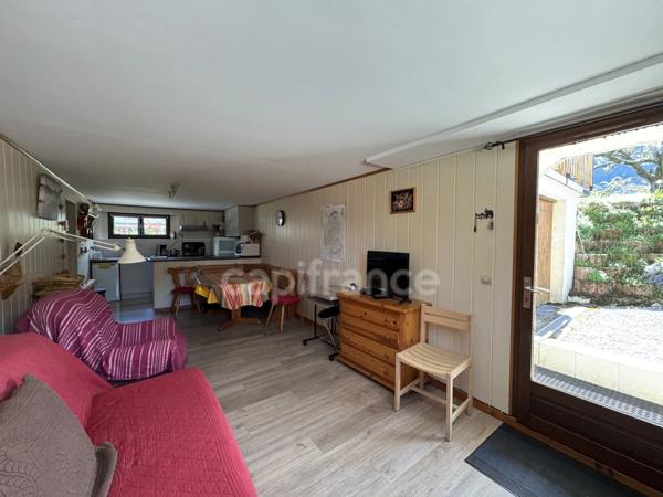 DOUSSARD Terrain 2024m² divisble constructible avec maison construite