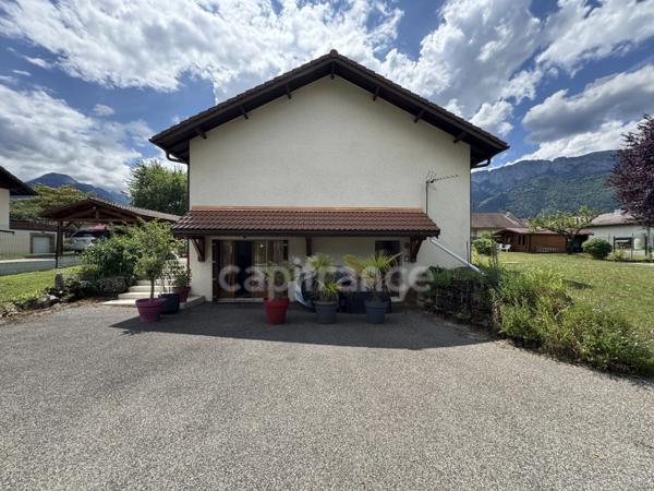 DOUSSARD Terrain 2024m² divisble constructible avec maison construite