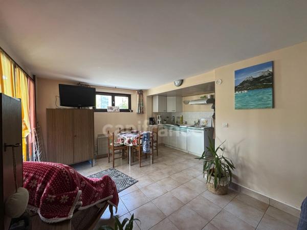 DOUSSARD Terrain 2024m² divisble constructible avec maison construite