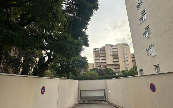 Stationnement à louer