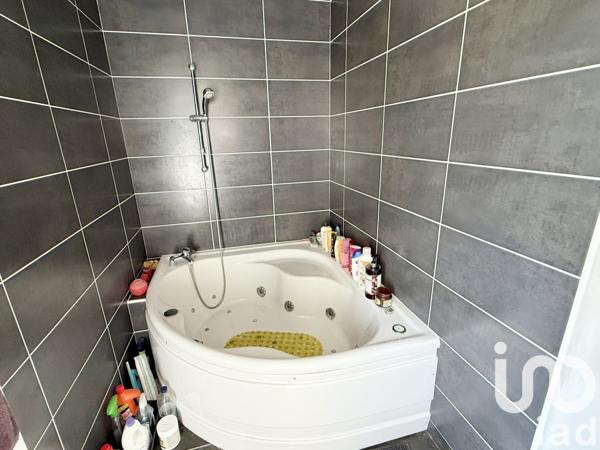 Maison traditionnelle 6 pièces de 198 m² à Lissac-et-Mouret (46100)