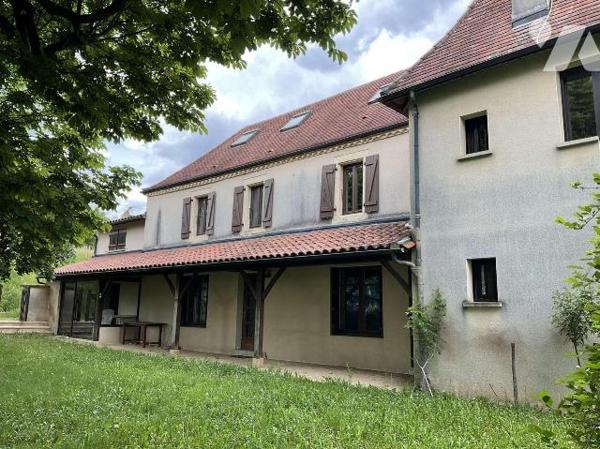 Située dans village en Dordogne (24) entre SARLAT et SOUILLAC (Lot-46) grande maison contempora...
