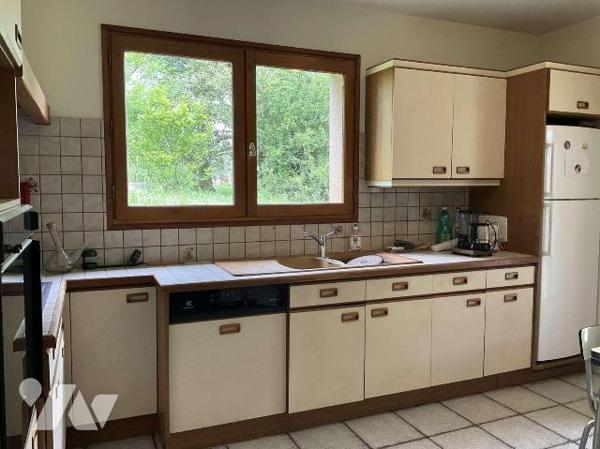 Située dans village en Dordogne (24) entre SARLAT et SOUILLAC (Lot-46) grande maison contempora...