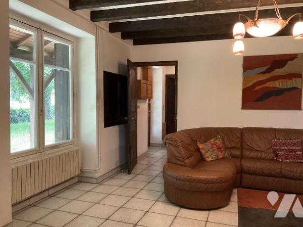 Située dans village en Dordogne (24) entre SARLAT et SOUILLAC (Lot-46) grande maison contempora...