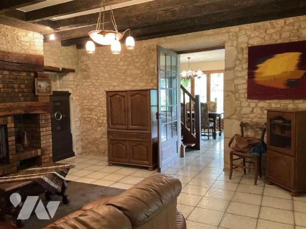 Située dans village en Dordogne (24) entre SARLAT et SOUILLAC (Lot-46) grande maison contempora...