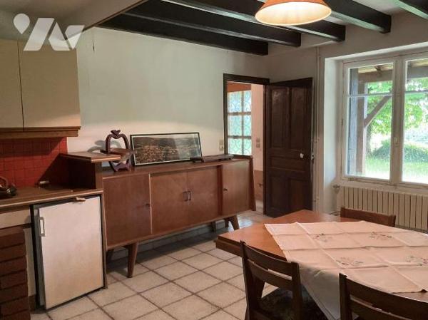 Située dans village en Dordogne (24) entre SARLAT et SOUILLAC (Lot-46) grande maison contempora...