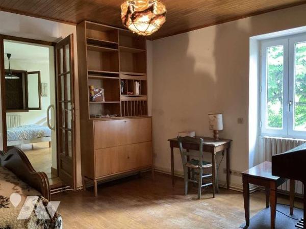 Située dans village en Dordogne (24) entre SARLAT et SOUILLAC (Lot-46) grande maison contempora...