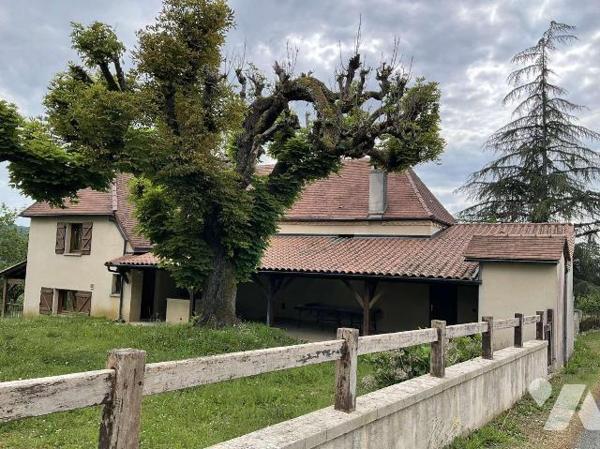 Située dans village en Dordogne (24) entre SARLAT et SOUILLAC (Lot-46) grande maison contempora...