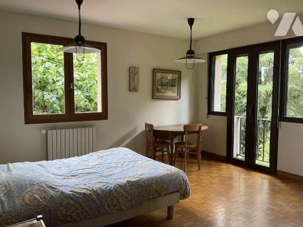 Située dans village en Dordogne (24) entre SARLAT et SOUILLAC (Lot-46) grande maison contempora...