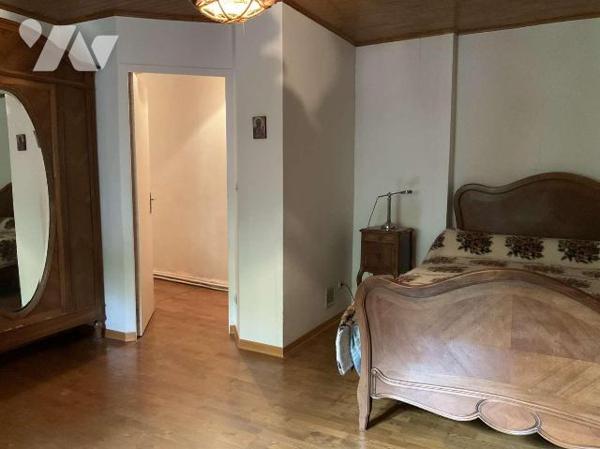 Située dans village en Dordogne (24) entre SARLAT et SOUILLAC (Lot-46) grande maison contempora...