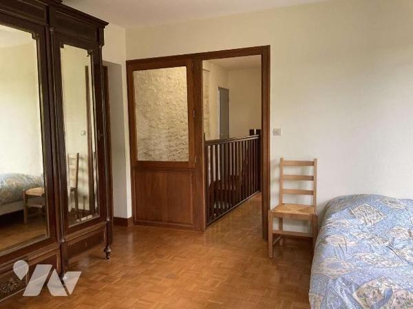 Située dans village en Dordogne (24) entre SARLAT et SOUILLAC (Lot-46) grande maison contempora...