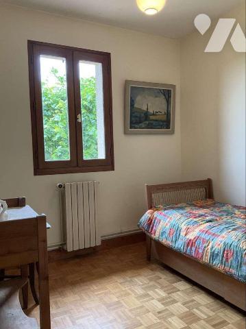 Située dans village en Dordogne (24) entre SARLAT et SOUILLAC (Lot-46) grande maison contempora...